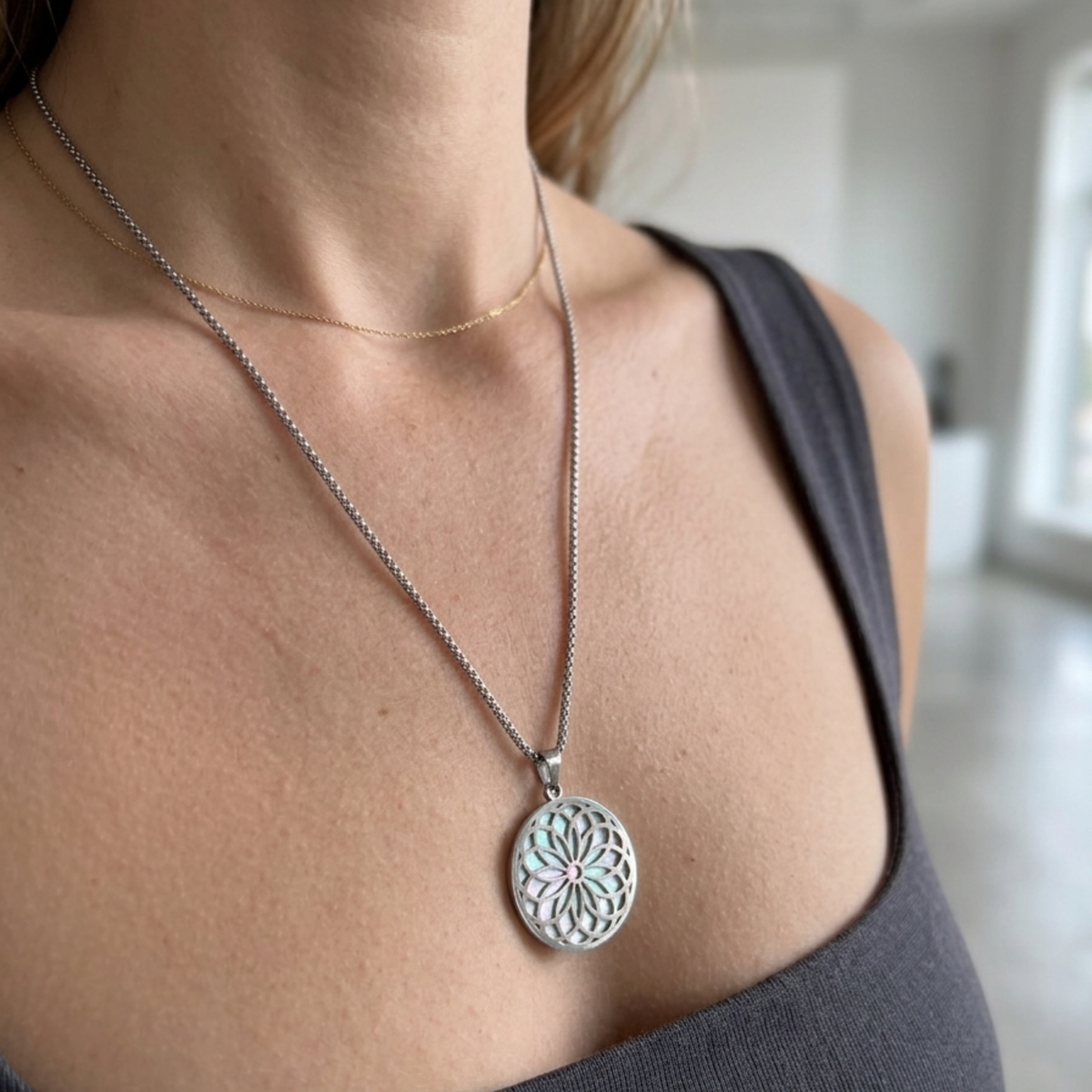 Runde Mandala-Kette mit schimmerndem Detail, nah am Dekolleté getragen