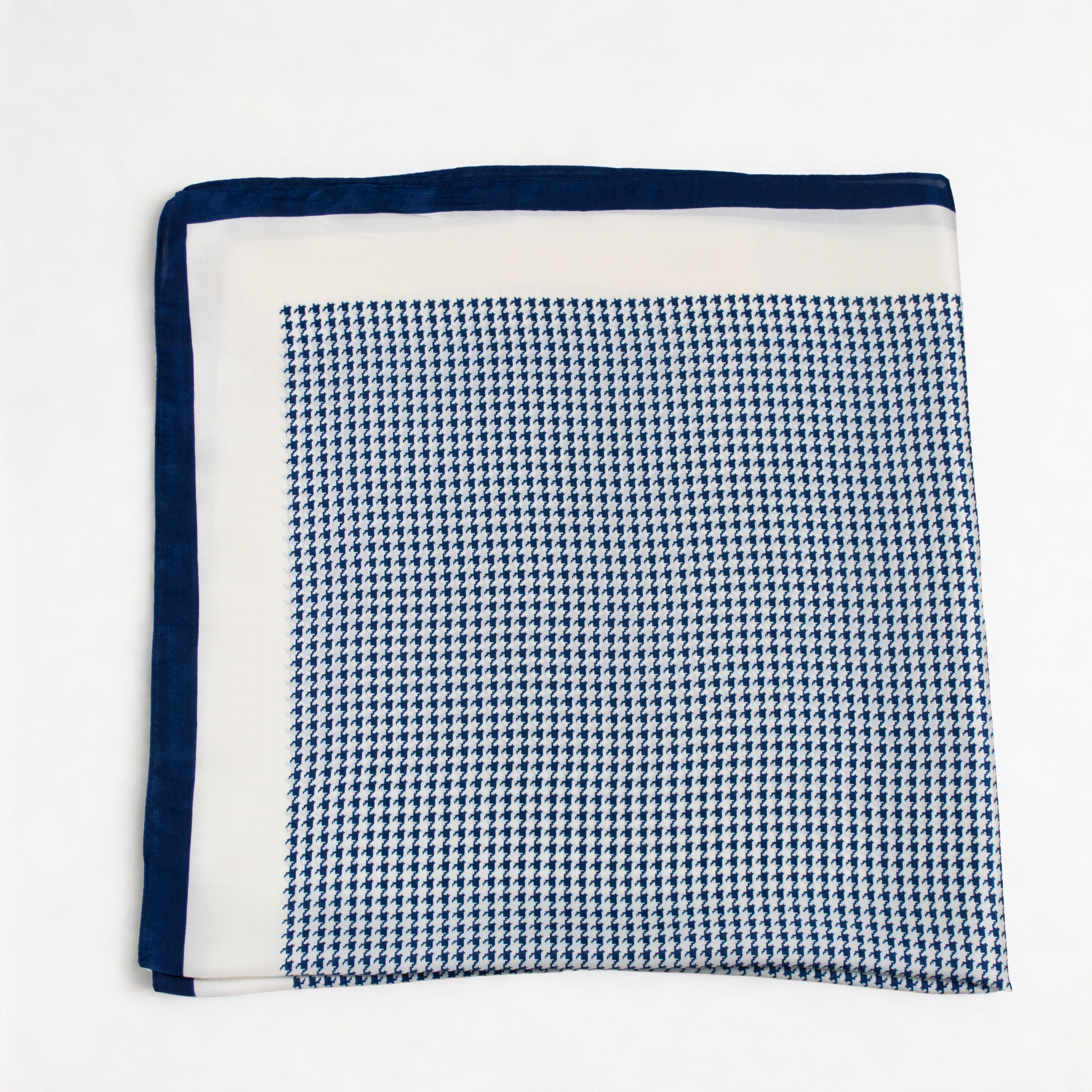 Elegantes Seidentuch in Blau-Weiß, geometrisches Muster, luxuriöser Glanz
Halstuch aus Seide-Viskose-Mix, navyfarbenes Hahnentrittmuster, modern & stilvoll