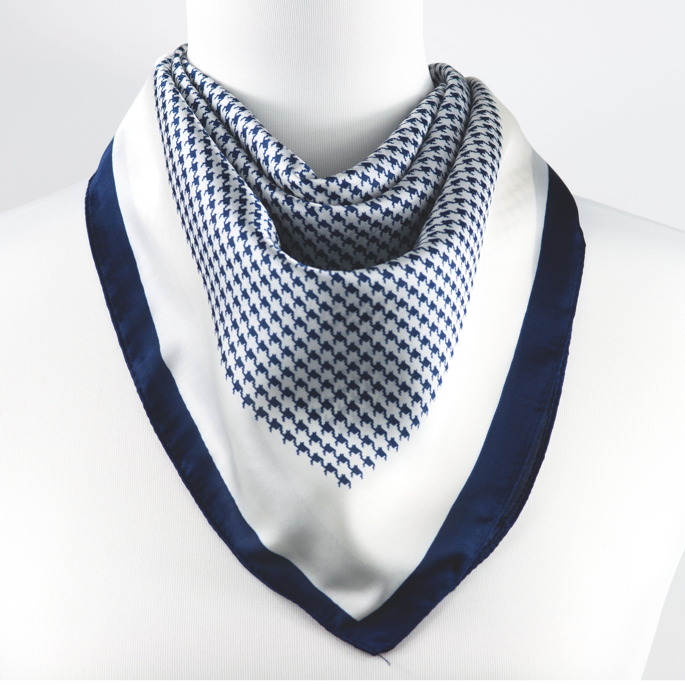 Seiden-Viskose-Tuch mit Hahnentrittmuster in Navy und Weiß, quadratisch 70 × 70 cm
Klassisches Halstuch mit blau-weißem Muster und dunklem Rand, edles Accessoire
Nickituch mit feinem Hahnentritt, navyfarbenem Rahmen und seidig glänzendem Stoff