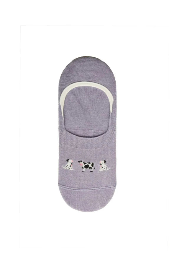 Ein fliederfarbener Füßling aus Baumwolle mit weißem, elastischem Rand, auf dessen Oberseite drei kleine Motive (ein Dalmatiner, eine schwarz-weiße Kuh und ein weiterer kleiner Hund) eingestickt sind.