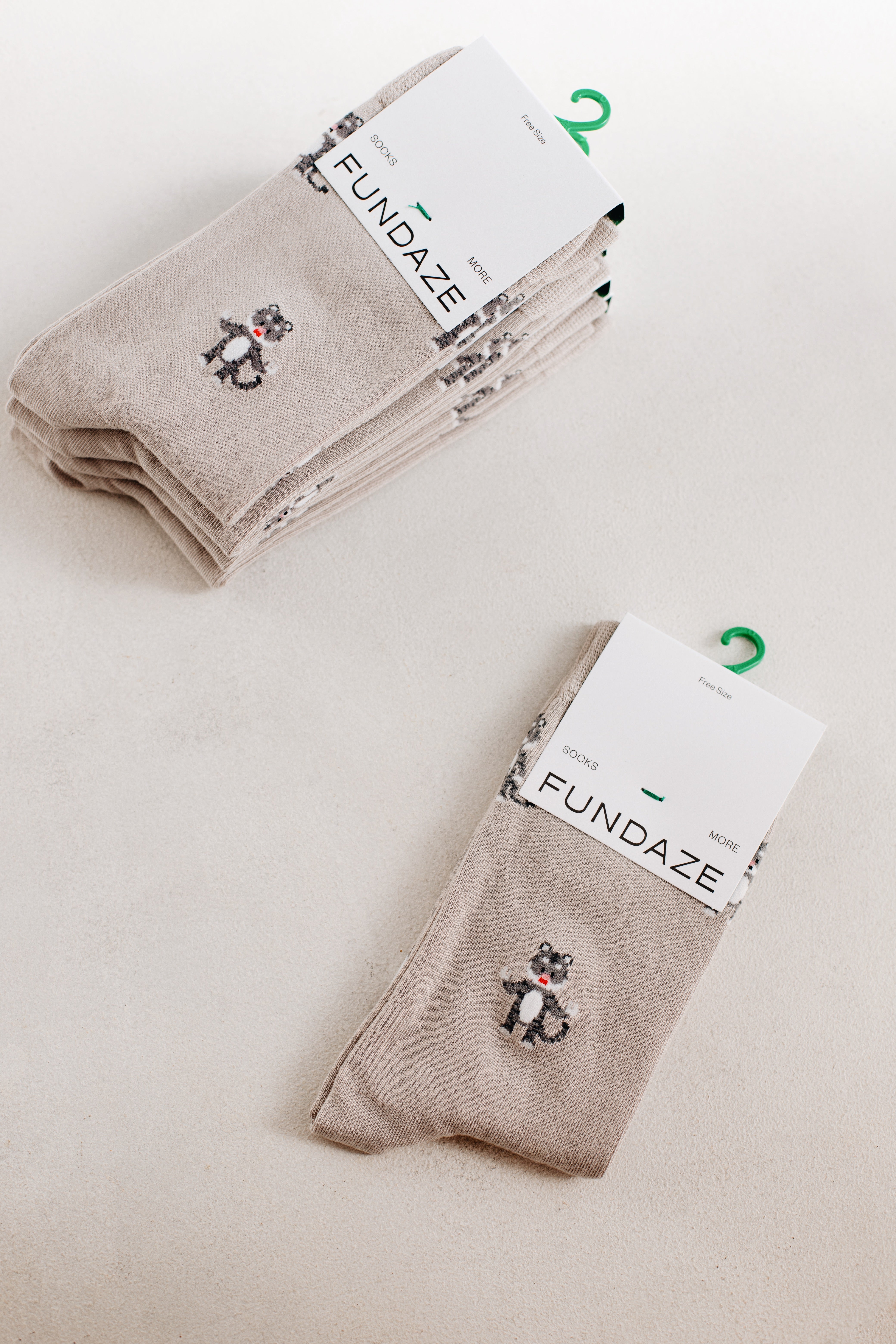 Graue Bambus Socken mit süßem Tiger-Muster von FUNDADZE – unisex, free size, weich, atmungsaktiv und nachhaltig