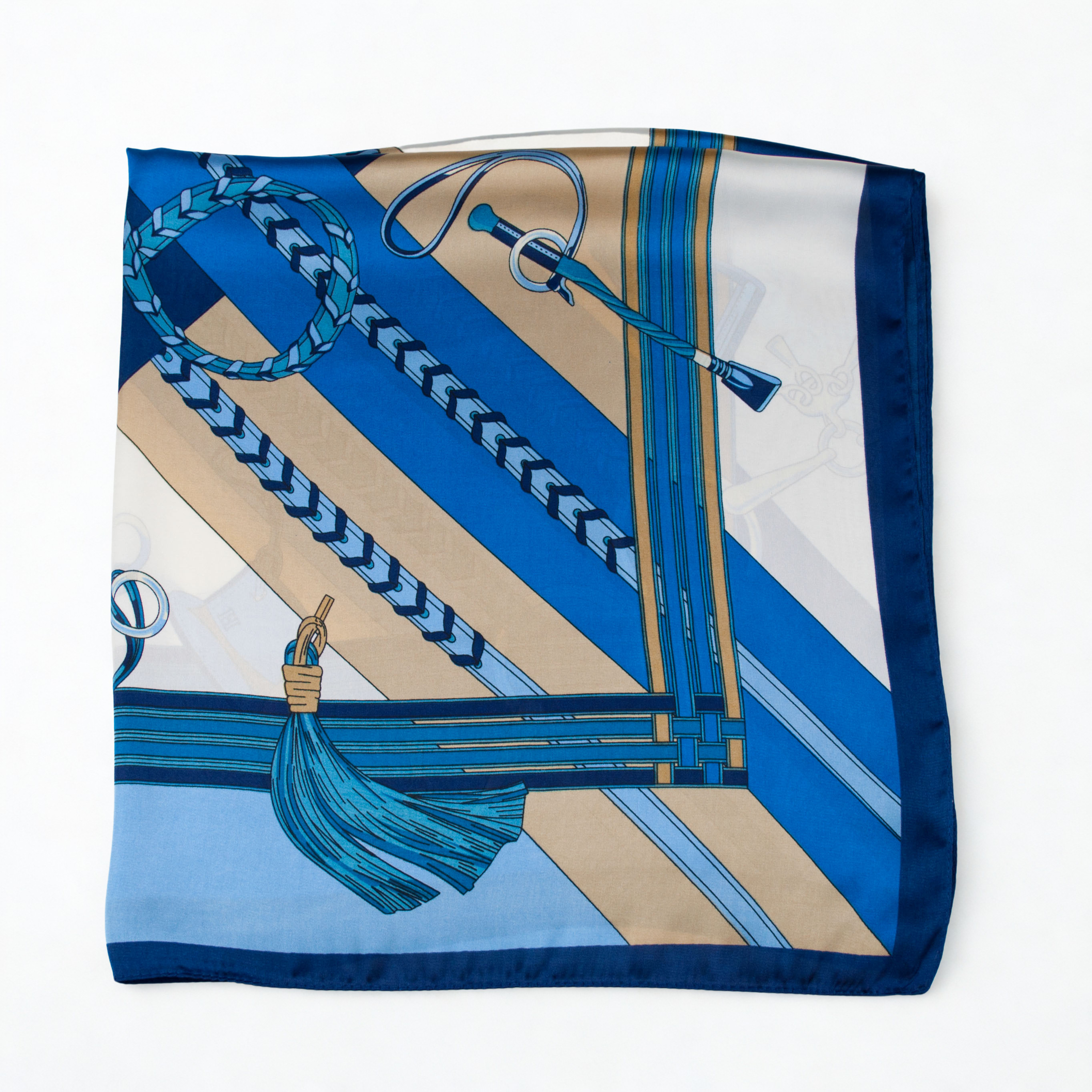Luxuriöses Tuch mit maritimen Linien, edler Glanz, vielseitig kombinierbar
Blau-weißes Accessoire aus Seide-Viskose, modernes Design, 70 × 70 cm