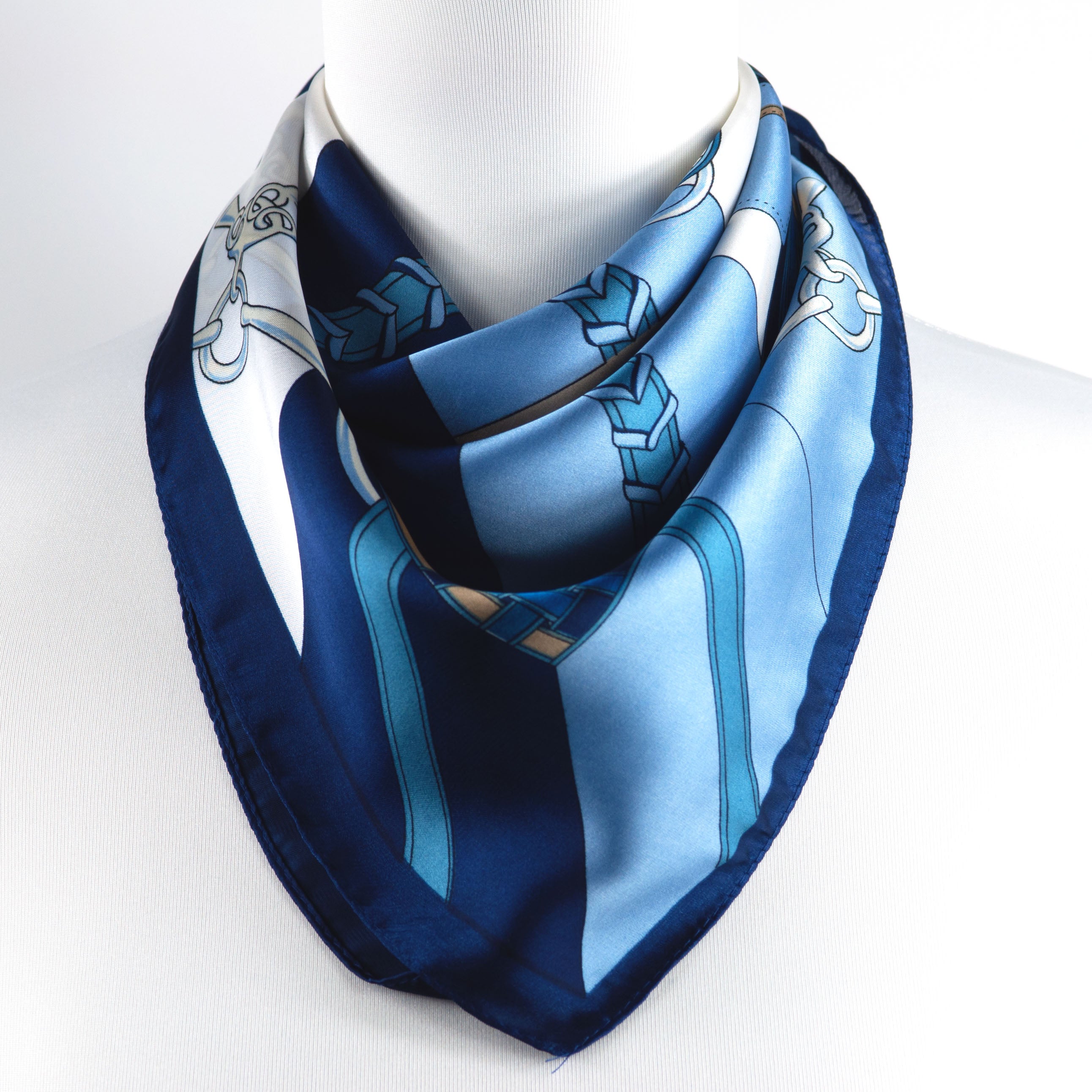 Seiden-Viskose-Tuch in Navy und Hellblau mit geometrischem Muster, quadratisch 70 × 70 cm
Elegantes Halstuch in Blau-Weiß mit maritinem Design, glänzendes Material
Nickituch aus Seide-Viskose-Mix, navyfarben mit grafischem Muster, gefaltet getragen