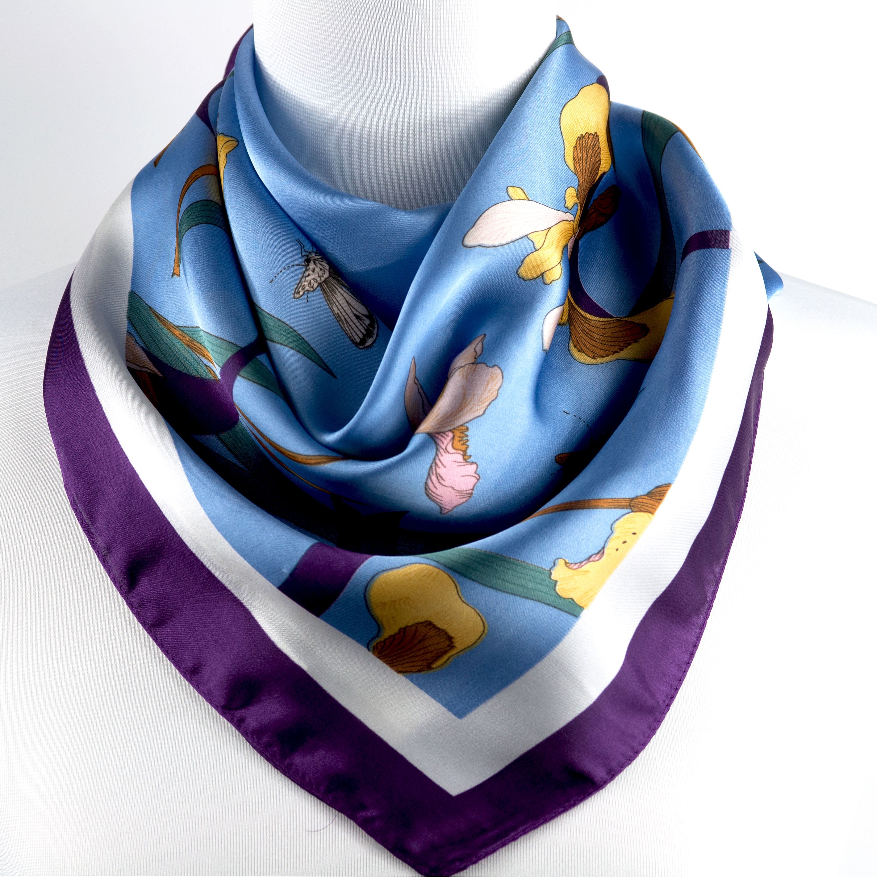 Seidentuch mit Irisblüten und Schmetterlingen auf himmelblauem Hintergrund, violetter Rand, 70x70 cm
Elegantes Halstuch aus Seide-Viskose-Mix, florales Muster mit gelben Blüten und Schmetterlingen