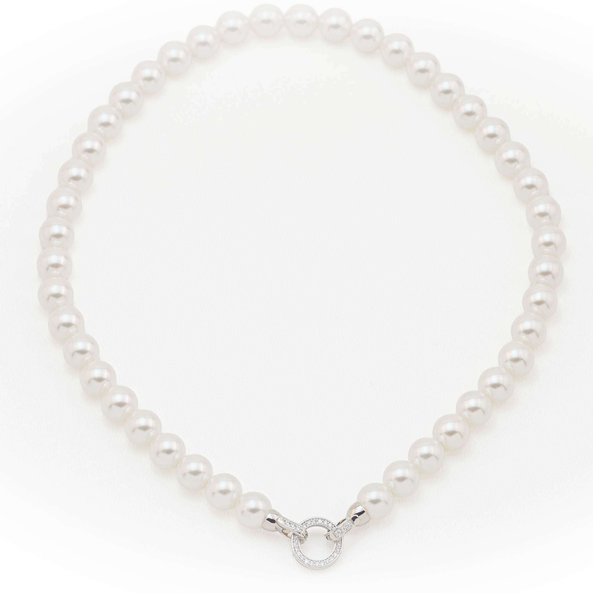 Elegante Halskette aus Perlmutt-Perlen mit Strass-Element