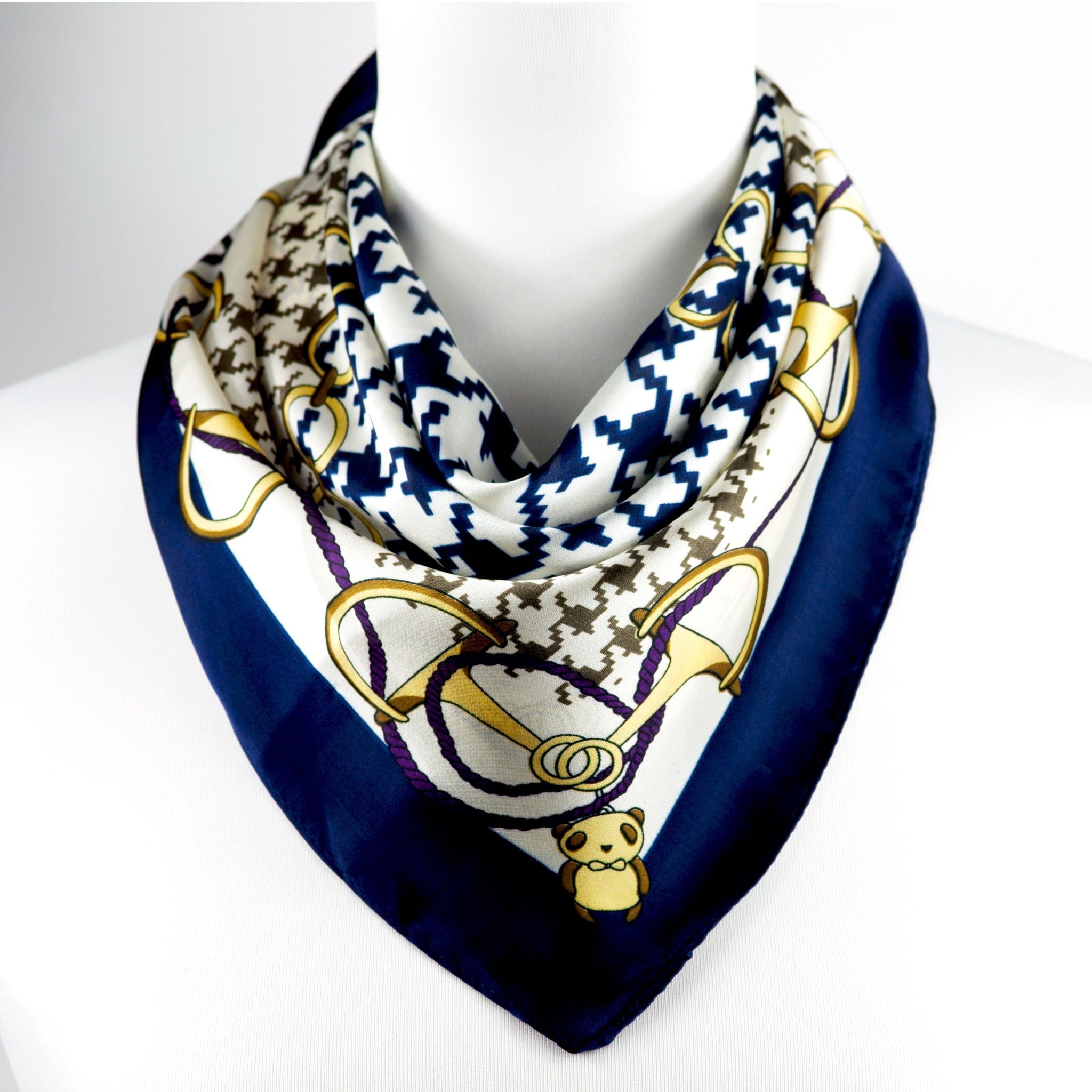 Seiden-Viskose-Tuch mit Hahnentrittmuster und goldenen Kettenmotiven, 70 × 70 cm
Elegantes Halstuch in Navy, Beige & Gold mit Reitmotiv-Design, glänzender Stoff
Nickituch mit klassischem Muster und Kettendetails, luxuriös & stilvoll