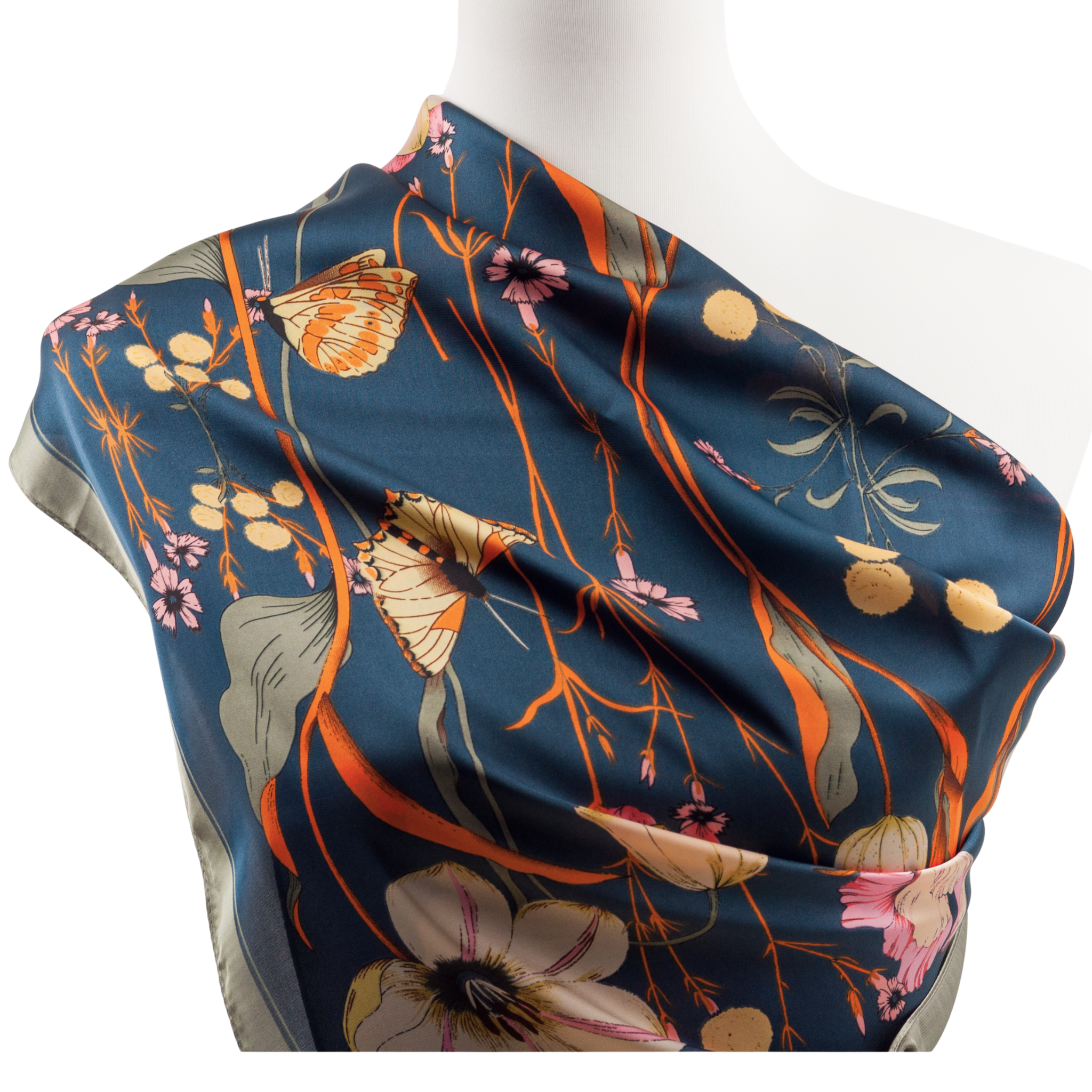 Elegantes Damen-Halstuch aus glänzender Seide mit prachtvollem Magnolien-Print. Dieses luxuriöse Accessoire in Marineblau mit hellen floralen Akzenten verleiht jedem Outfit, wie hier dem schlichten weißen Oberteil, eine zeitlose, edle Note