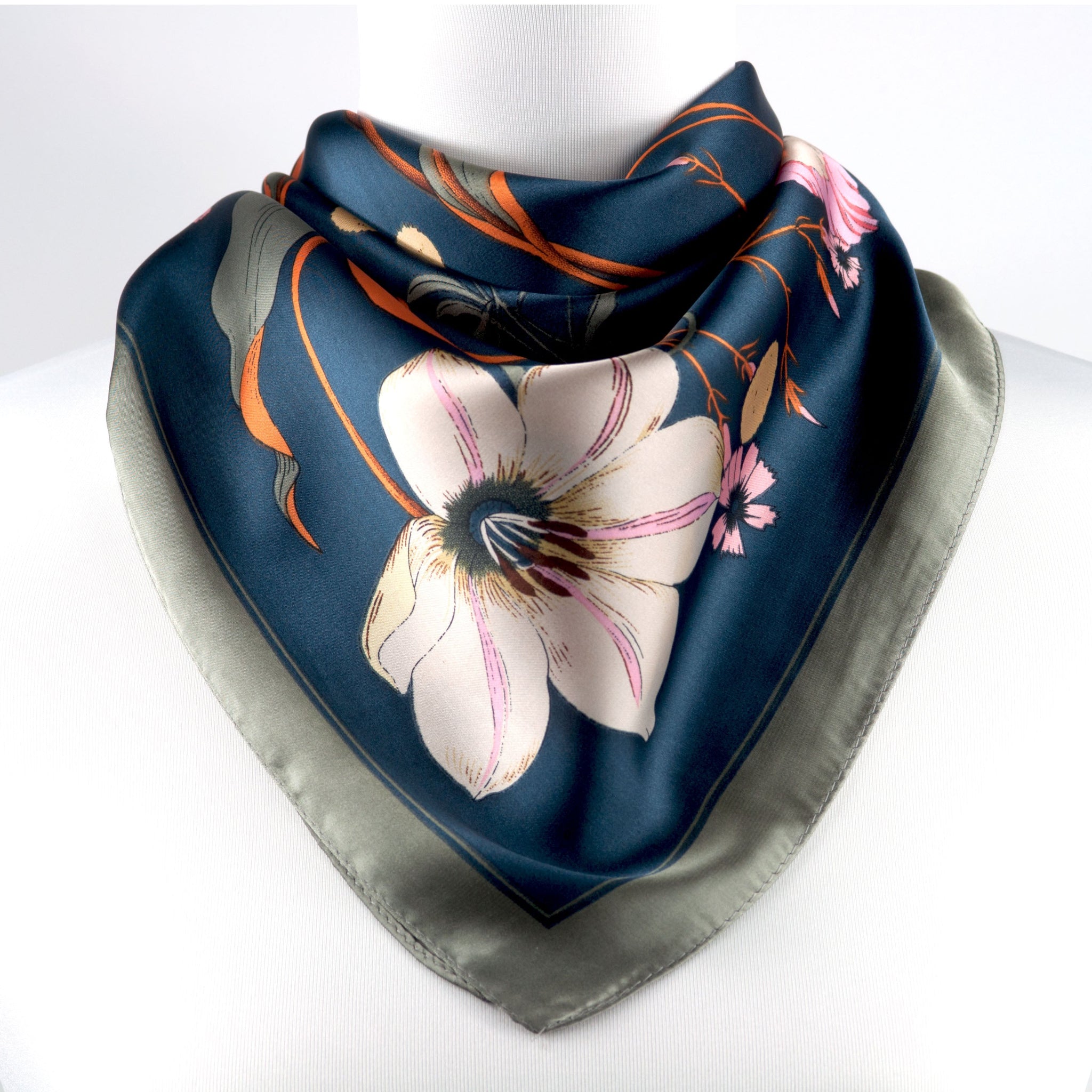 Seiden-Viskose-Tuch mit Blumenmuster in Petrolblau, Rosé und Orange, 70 × 70 cm
Elegantes Halstuch mit floralen Motiven auf dunkelblauem Hintergrund, seidig glänzend