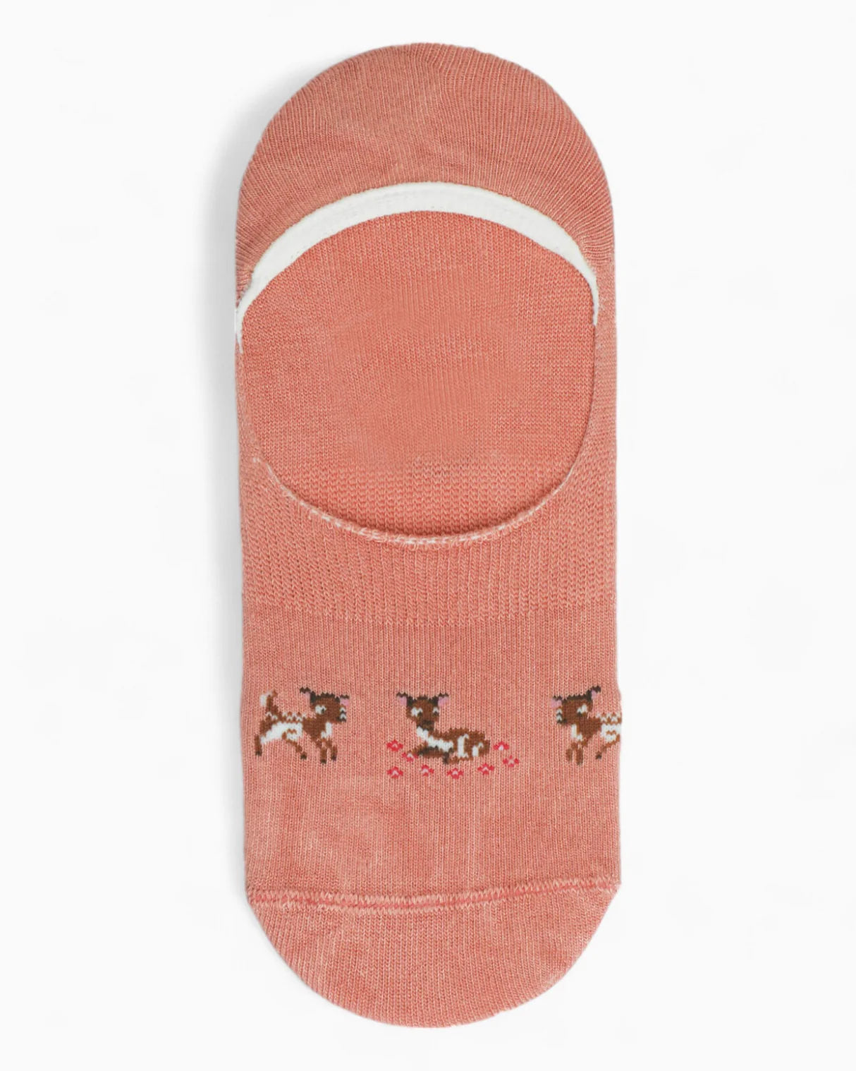 Ein einzelner rosafarbener Füßling (No-Show-Socke), flach von oben fotografiert. Die Socke in Altrosa hat einen weißen elastischen Rand und ist auf dem Fußrücken mit drei kleinen, braunen Rehkitzen bestickt, die in verschiedenen Posen dargestellt sind