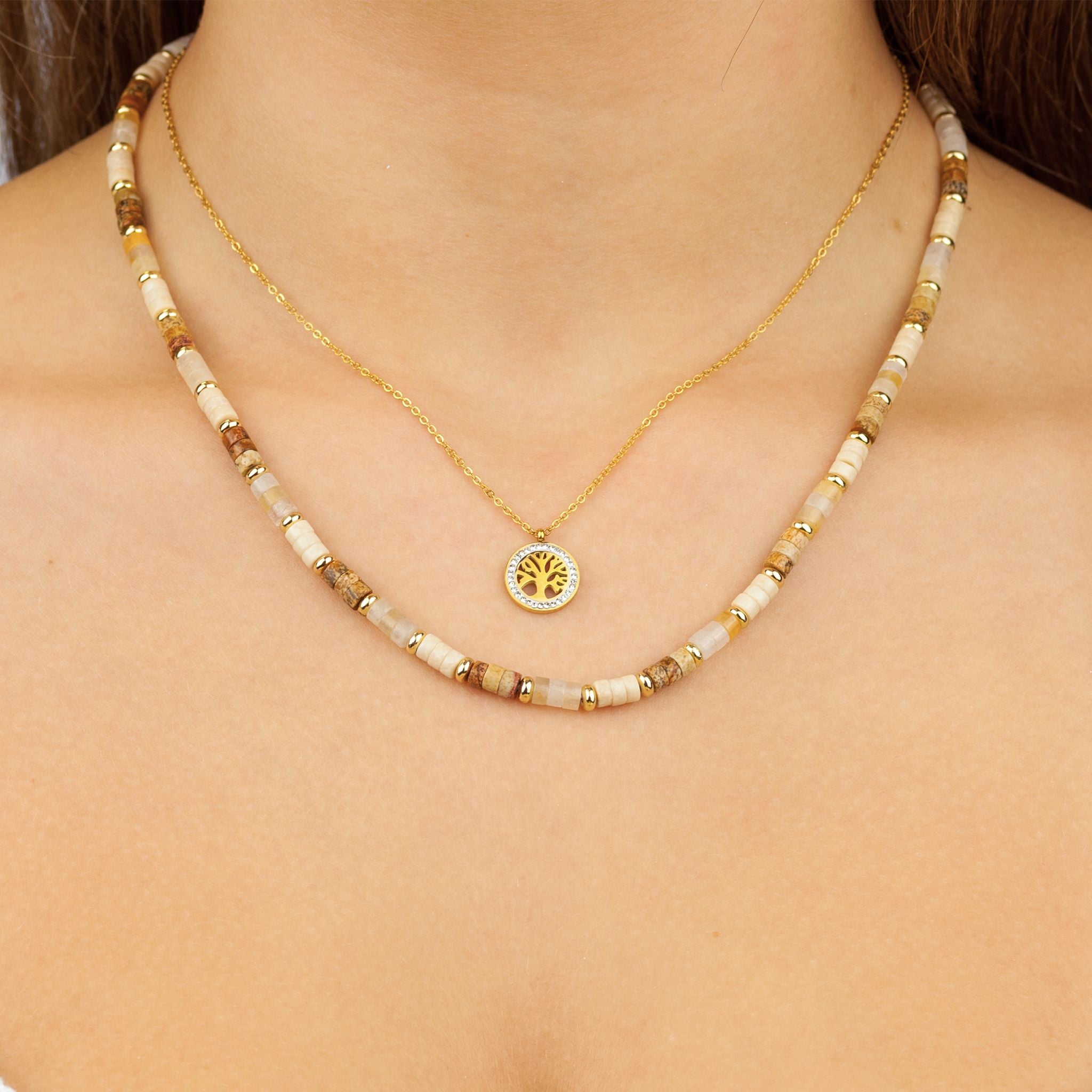 Zweireihige Halskette mit Lebensbaum-Anhänger – goldene Edelstahlkette kombiniert mit beiger Heishi-Naturstein-Kette von Glamorista.