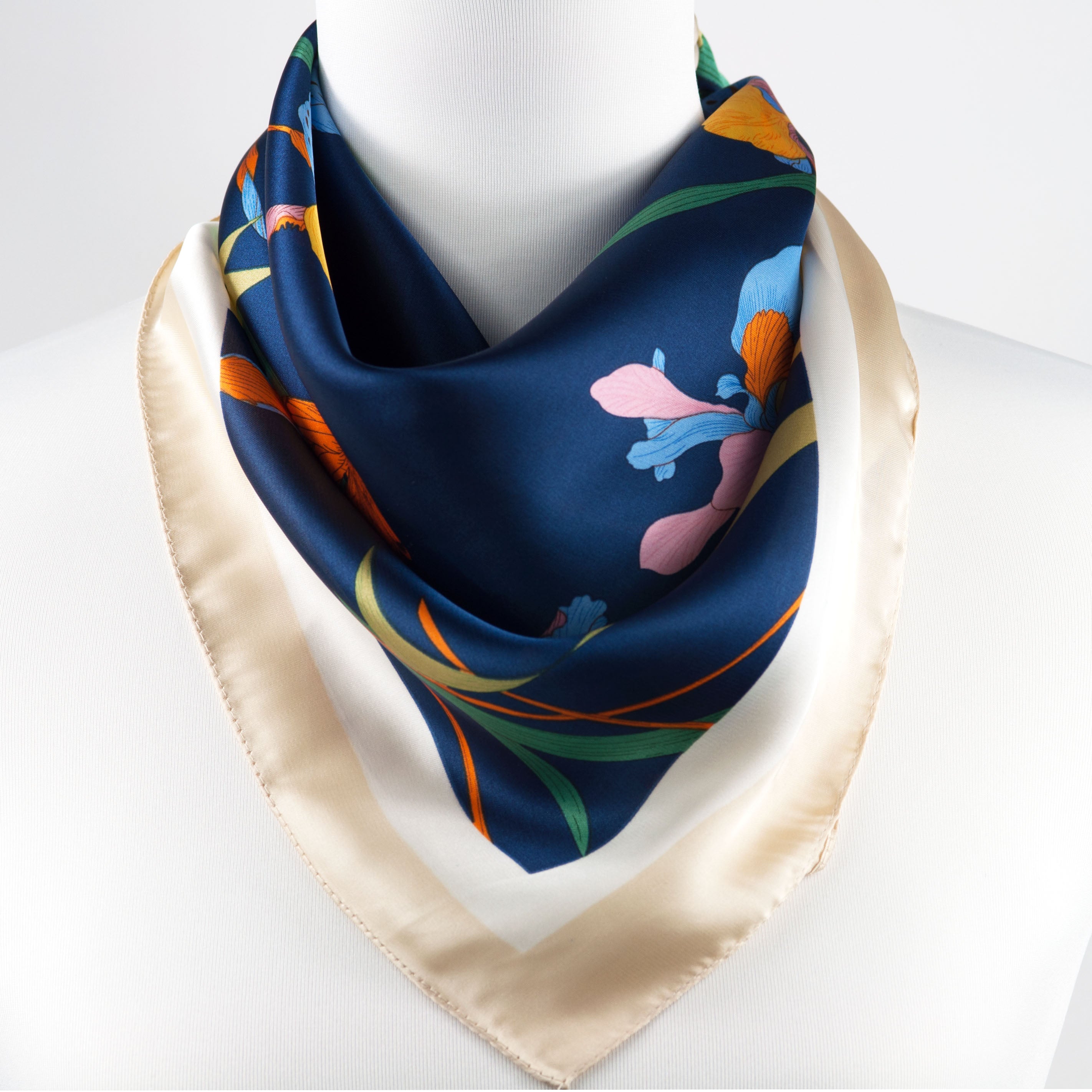 Seiden-Viskose-Tuch mit Irisblüten und Schmetterlingen auf dunkelblauem Hintergrund, 70 × 70 cm
Elegantes Halstuch in Marineblau mit buntem Blumenmotiv und beigem Rand