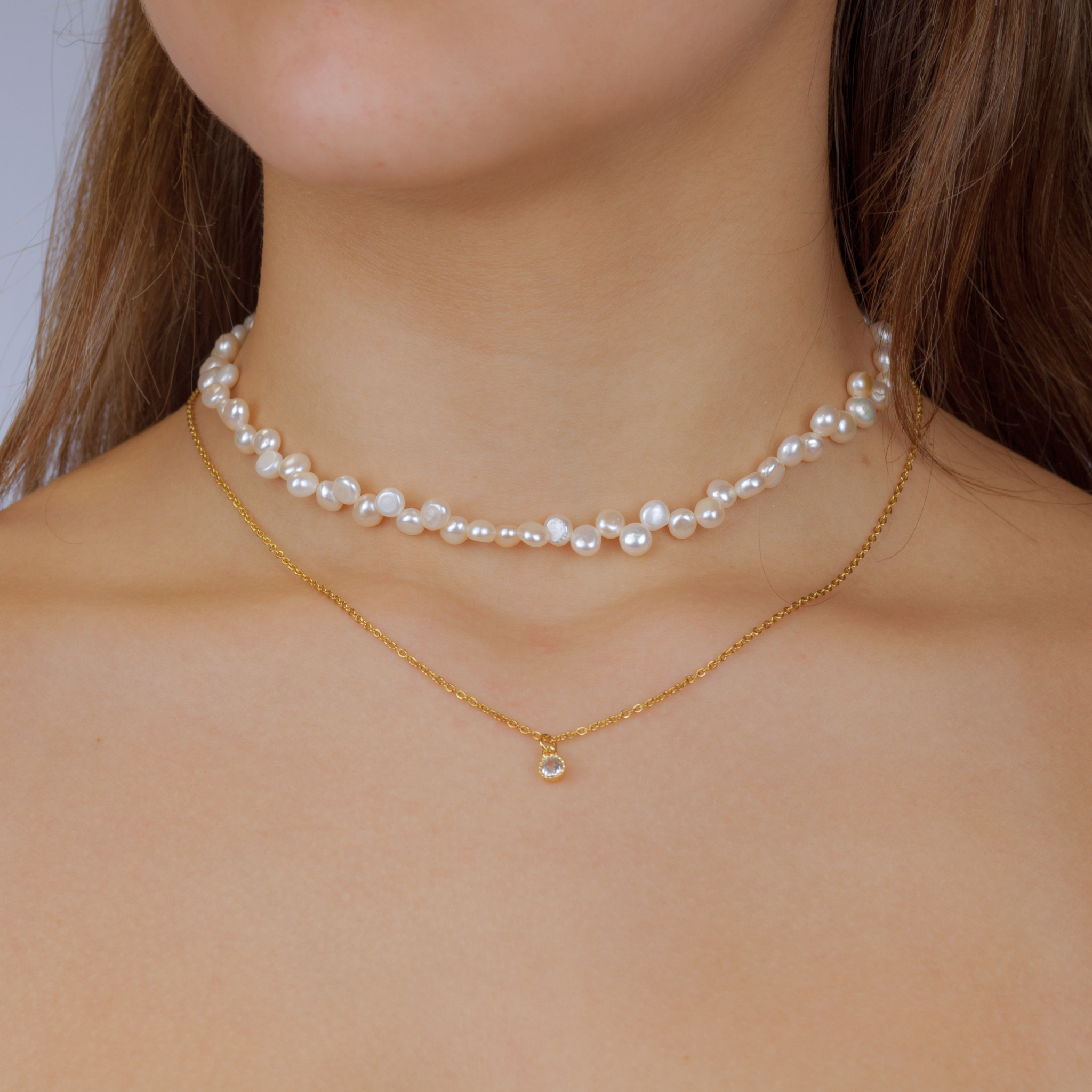Zarte Choker-Kette aus unregelmäßigen Süßwasserperlen kombiniert mit feiner goldener Halskette – Glamorista Schmuck.Zarte Choker-Kette aus unregelmäßigen Süßwasserperlen kombiniert mit feiner goldener Halskette – Glamorista Schmuck