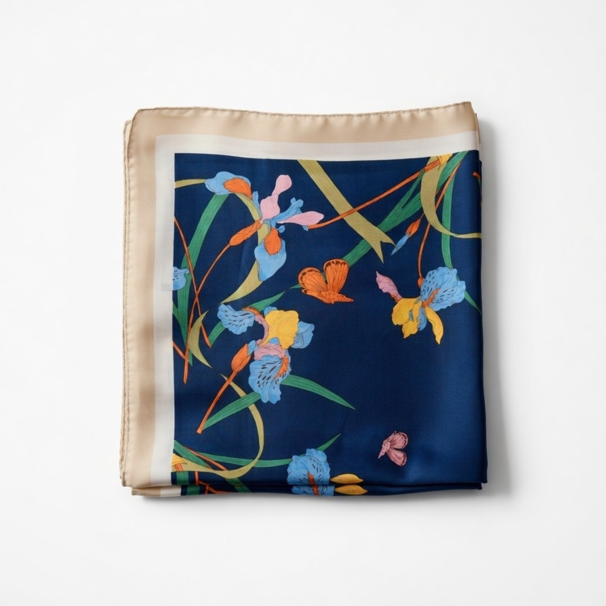 Elegantes Damen-Halstuch aus glänsender Seide mit einem kunstvollen floralen Print auf dunkelblauem Grund. Das hochwertige Accessoire wird am Model präsentiert und zeigt, wie der helle Saum perfekt mit einem schlichten weißen Oberteil harmoniert – ideal für einen zeitlosen Luxus-Look