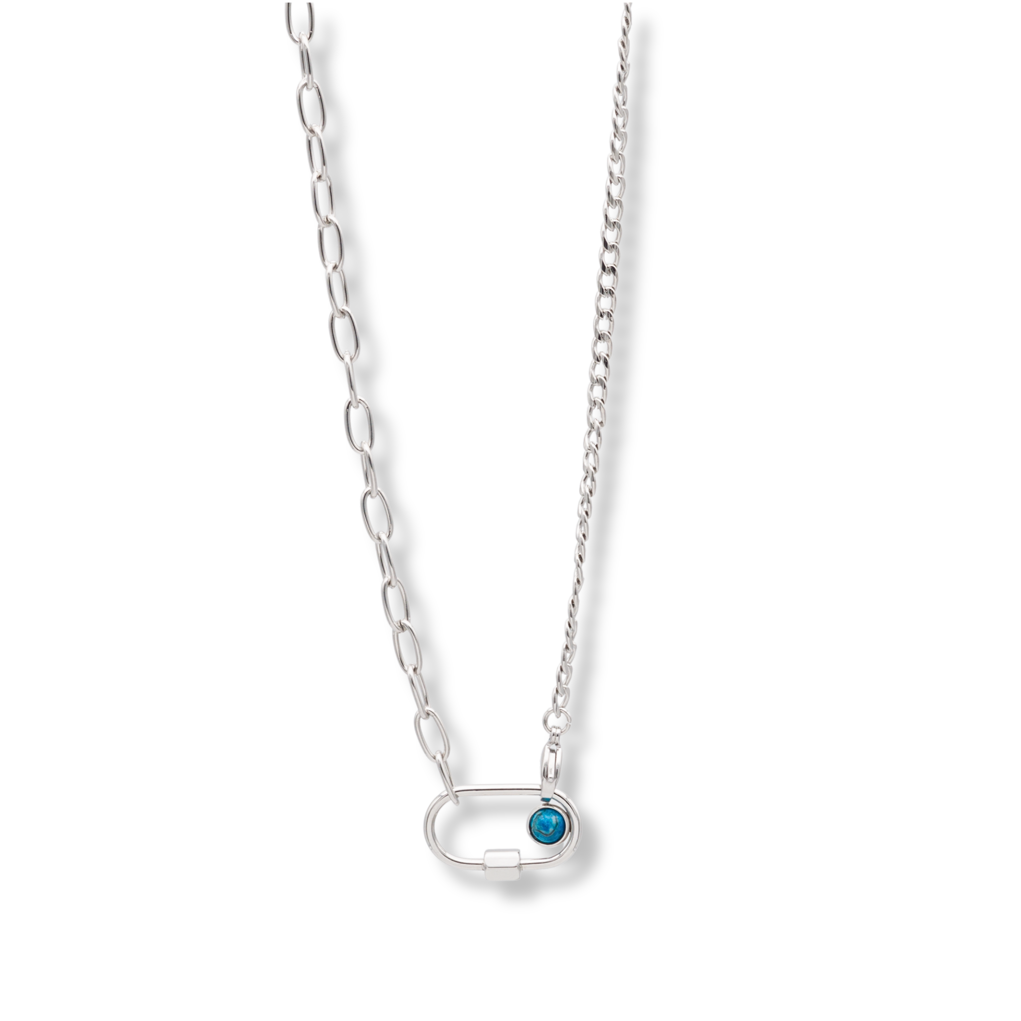 Freisteller einer asymmetrischen Halskette aus silberfarbenem Edelstahl auf weißem Hintergrund, bestehend aus einer Seite mit weiten Gliedern und einer Seite mit feiner Panzerkette, verbunden durch einen ovalen Karabiner mit blauem Stein.