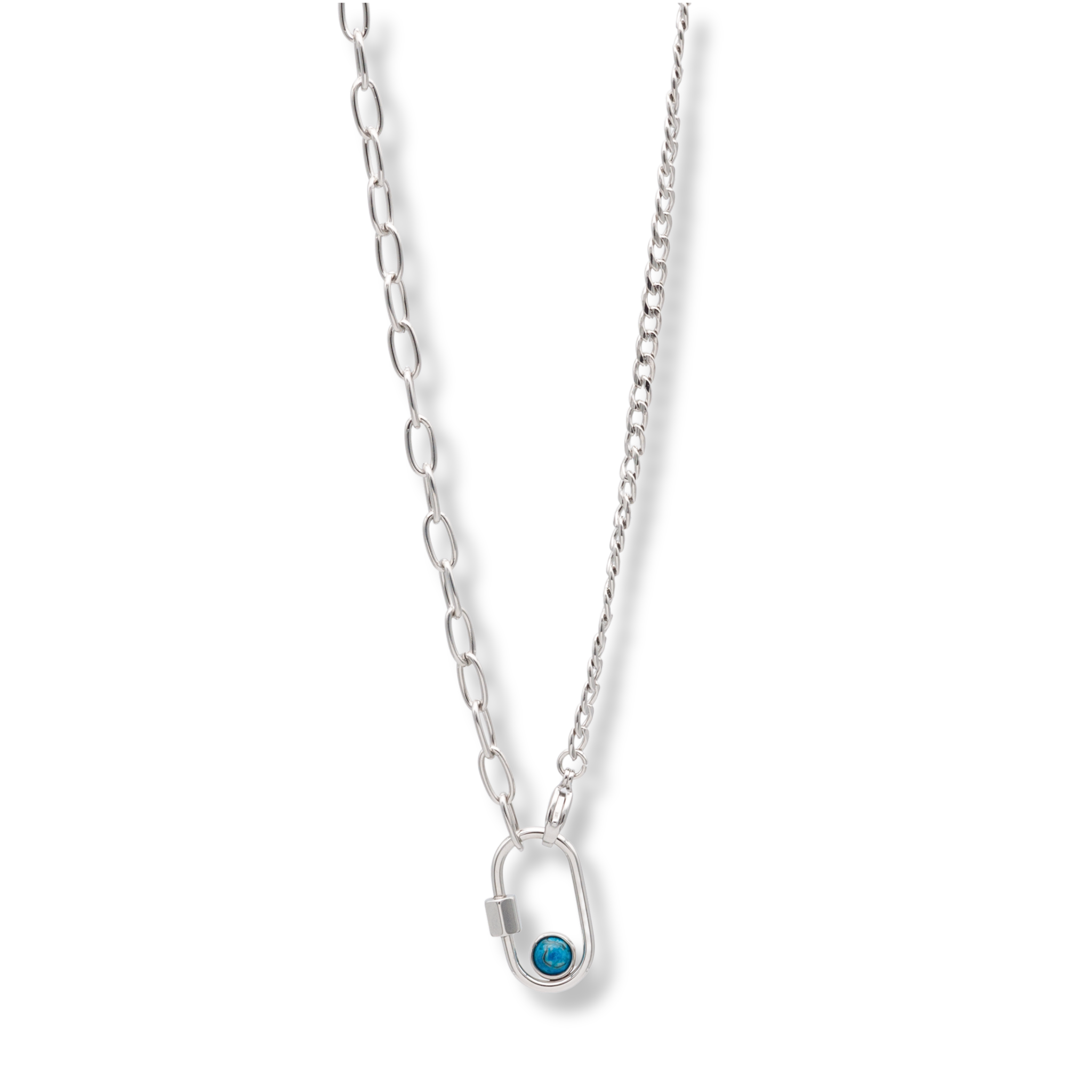 Moderne silberne Gliederkette aus nickelfreiem Edelstahl mit asymmetrischem Design aus Anker- und Panzerkette. Der ovale Karabiner-Anhänger ist mit einem runden, blau-türkis marmorierten Edelstein besetzt. Minimalistischer Schmuck für Damen und Herren vor weißem Hintergrund.