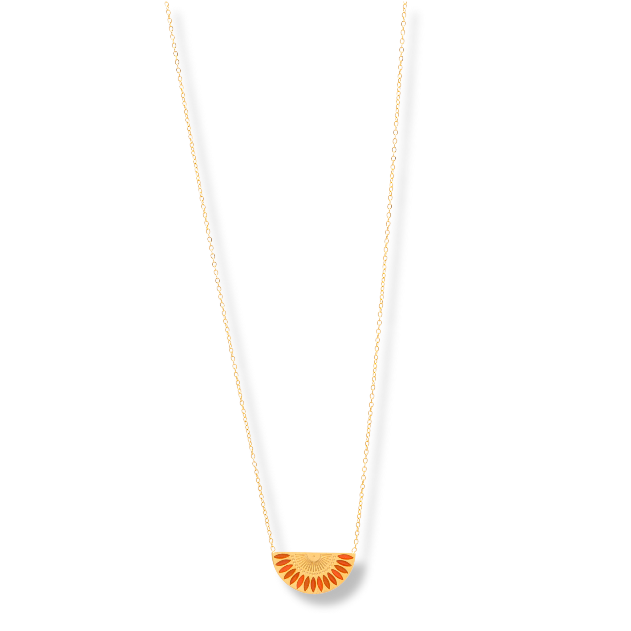 Damenkette Sunset Orange aus Edelstahl, goldfarben, modernes Sonnenstrahlen-Motiv.
Elegante Edelstahlkette Sunset Orange, Halbkreis-Anhänger mit Gravur und orangen Details.