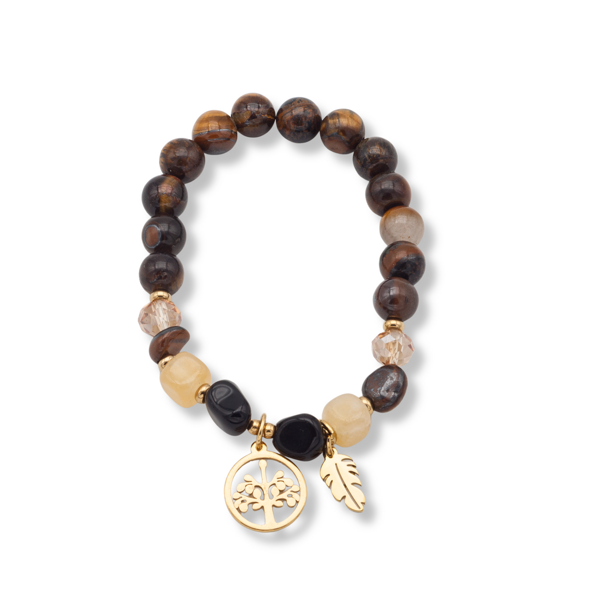 Elastisches Natursteinarmband aus runden Tigerauge-Perlen in Braun, kombiniert mit facettierten Glasperlen sowie glatten schwarzen und beigen Akzentsteinen. Zwei goldene Anhänger mit Lebensbaum-Motiv und Feder hängen mittig. Hochwertiges Unisex-Perlenarmband vor weißem Hintergrund.