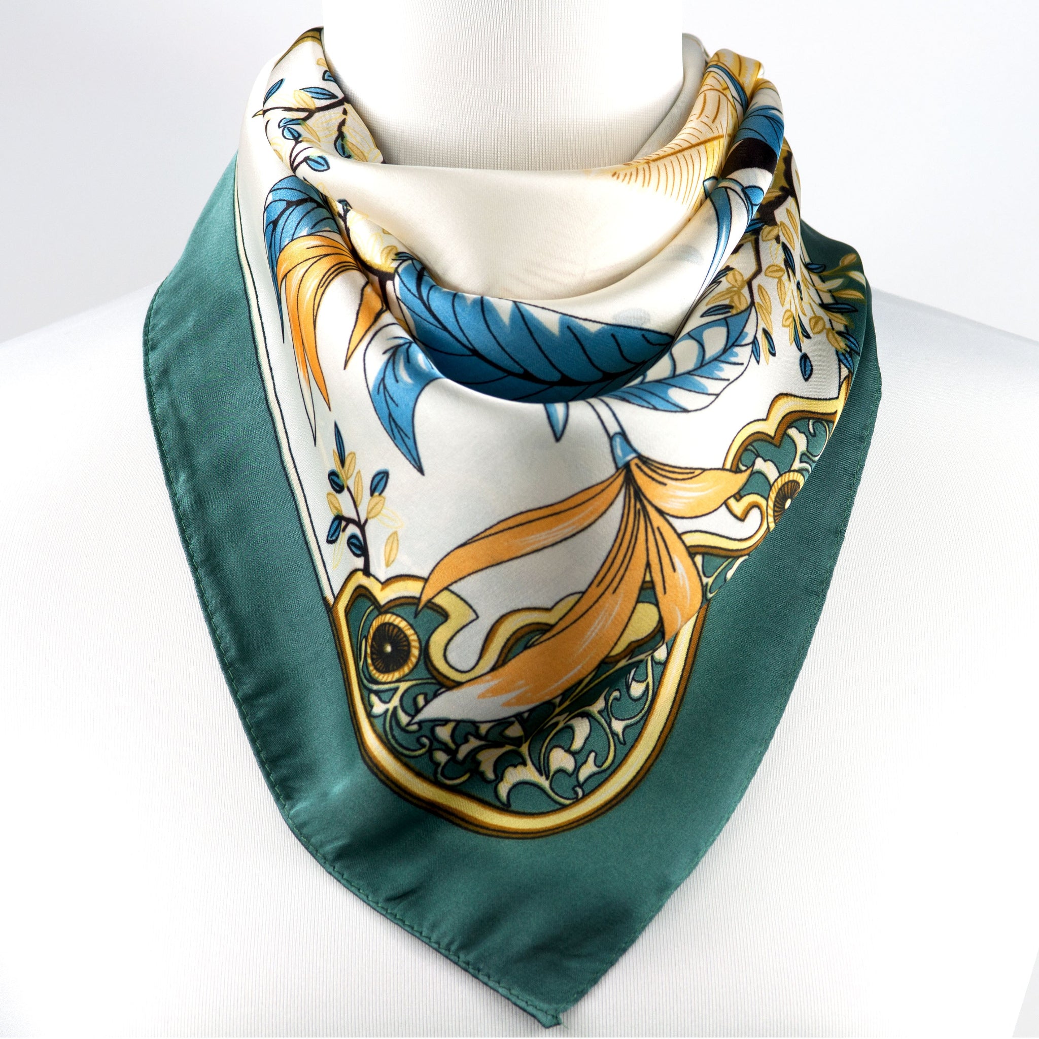 Seiden-Viskose-Tuch mit tropischem Blätterdesign in Grün, Blau und Gold, 70 × 70 cm
Elegantes Halstuch mit exotischem Muster, Smaragdgrünem Rand und seidig glänzender Oberfläche