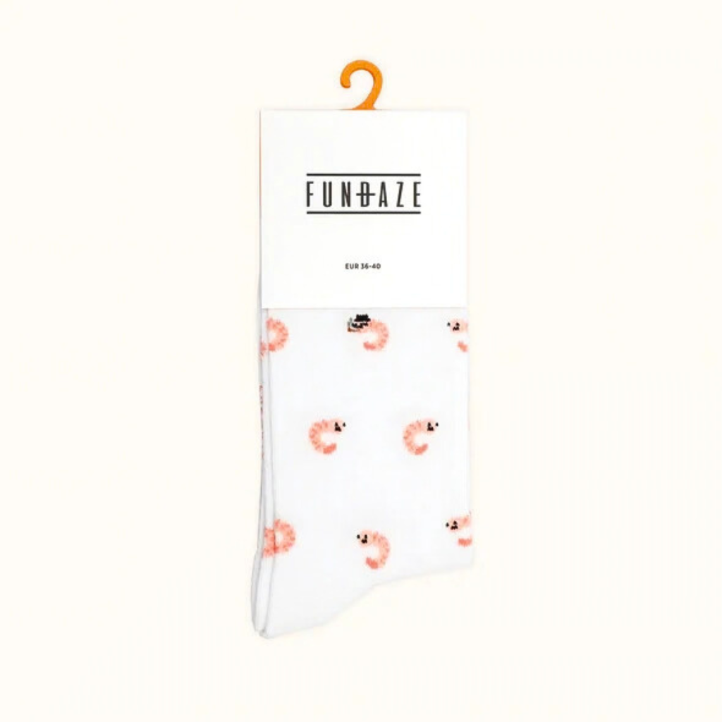Weiße Bambussocken mit einem verspielten, allover Print aus kleinen orangefarbenen Garnelen. Das Bild zeigt das Sockenpaar flach ausgelegt vor einem neutralen Hintergrund, ideal für moderne Streetwear-Kombinationen.