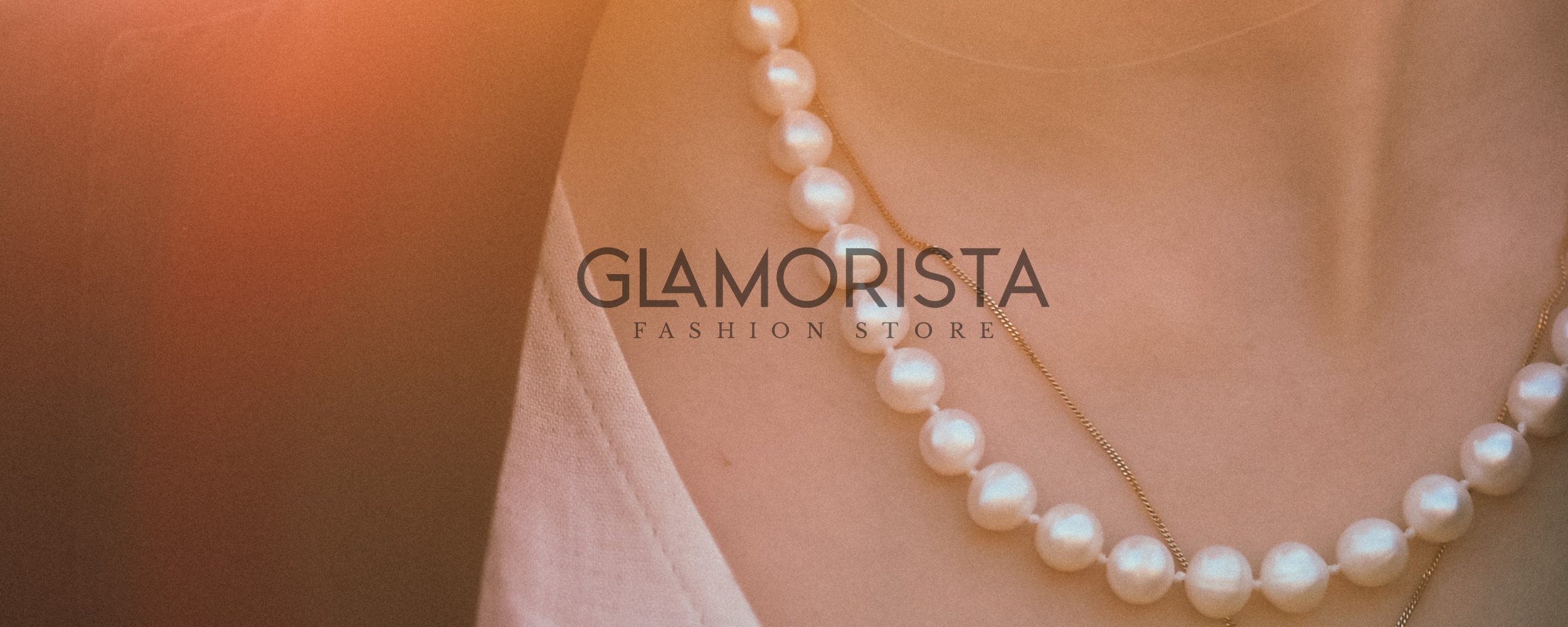 Frau trägt elegante Perlenkette von Glamorista – stilvoller Perlenschmuck mit dem Slogan „beautiful inside“