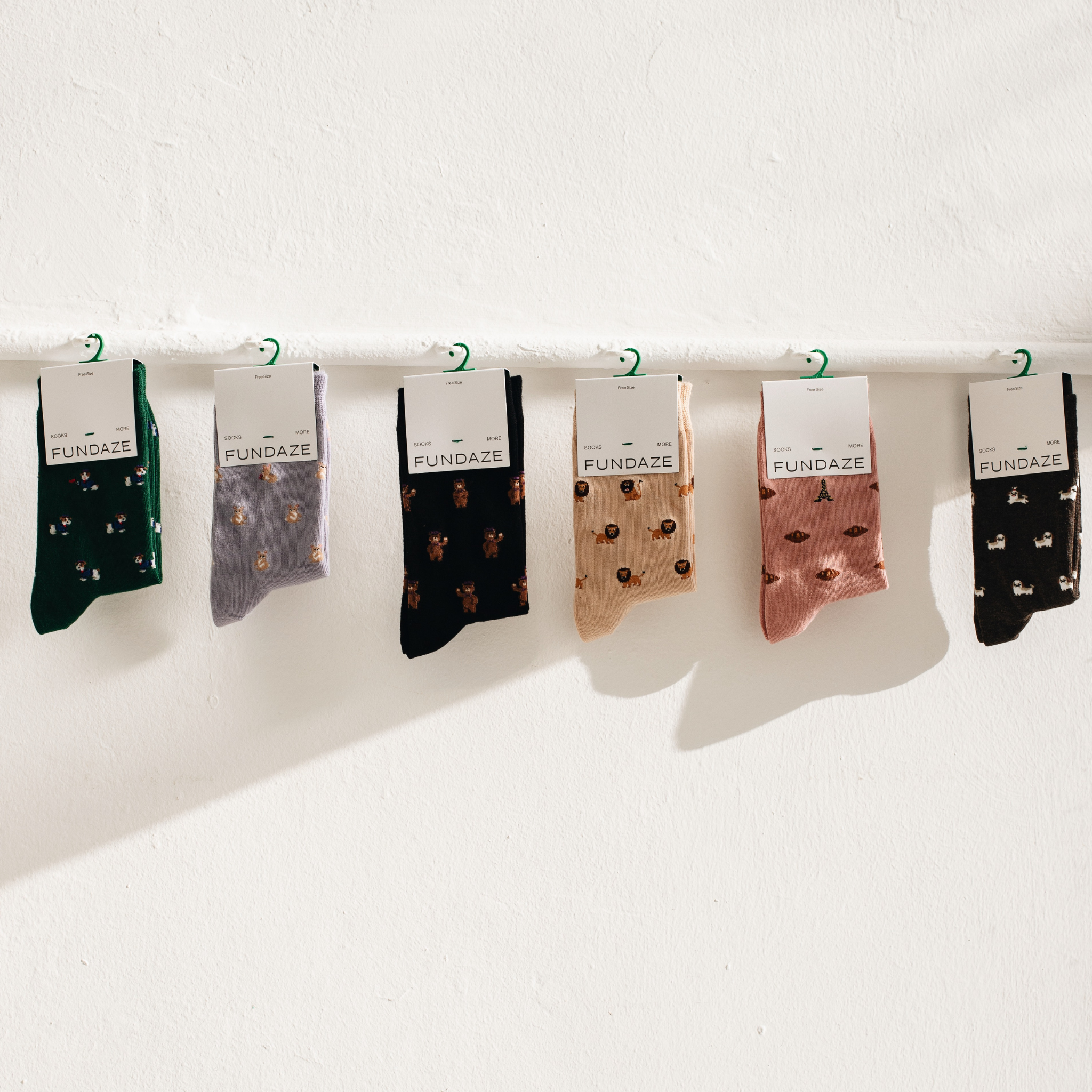 Mehrere Bambus Socken in verschiedenen Farben aufgehängt an einer Wand – atmungsaktiv und nachhaltig