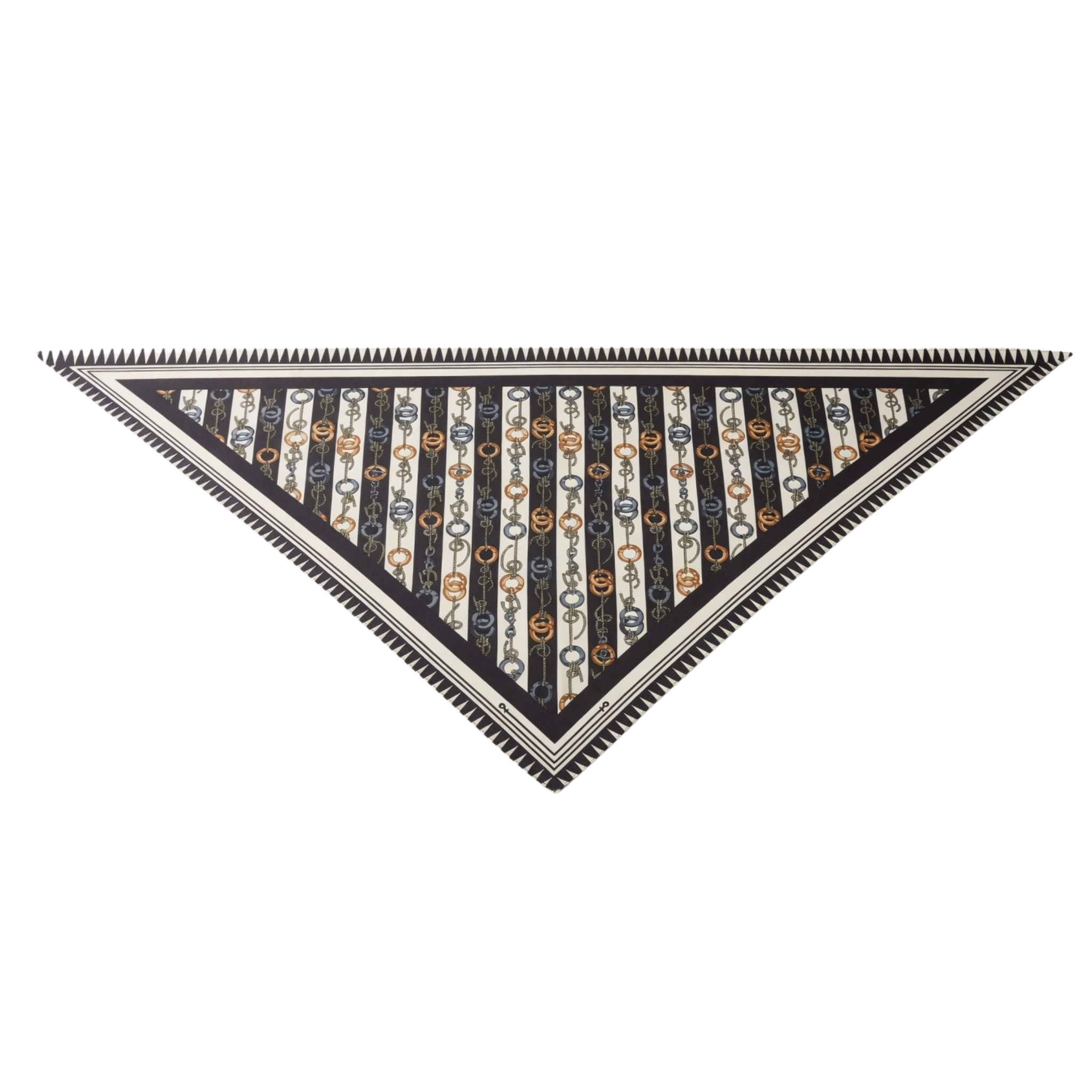 Dreieckstuch Damen Halstuch mit maritimem Design, flach ausgebreitet auf weißem Grund. Das Muster kombiniert vertikale schwarz-weiße Streifen mit Ketten-, Seil- und Anker-Elementen in Gold und Blau. Eine breite Bordüre mit geometrischen Zacken rahmt das Accessoire ein.