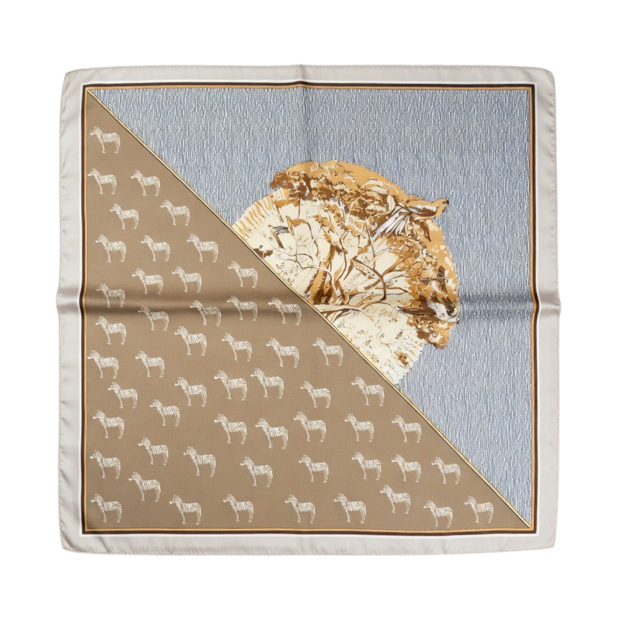 Detailaufnahme eines braunen Seidentuchs mit feinem Zebra-Print