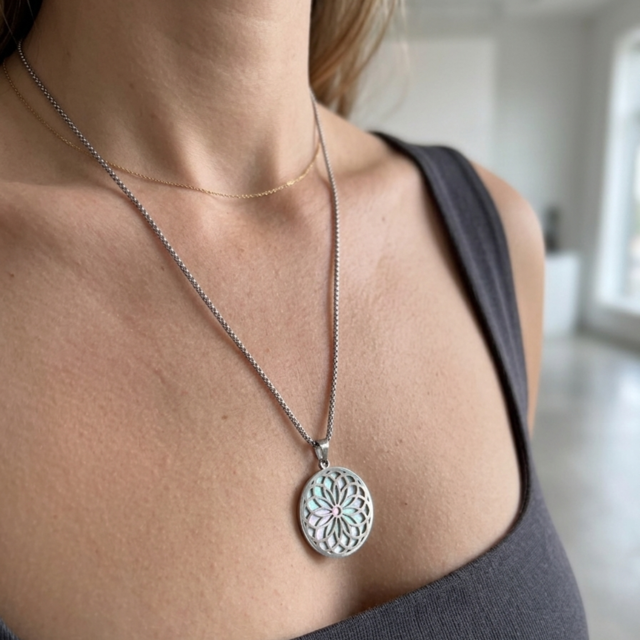 Runde Mandala-Kette mit schimmerndem Detail, nah am Dekolleté getragen