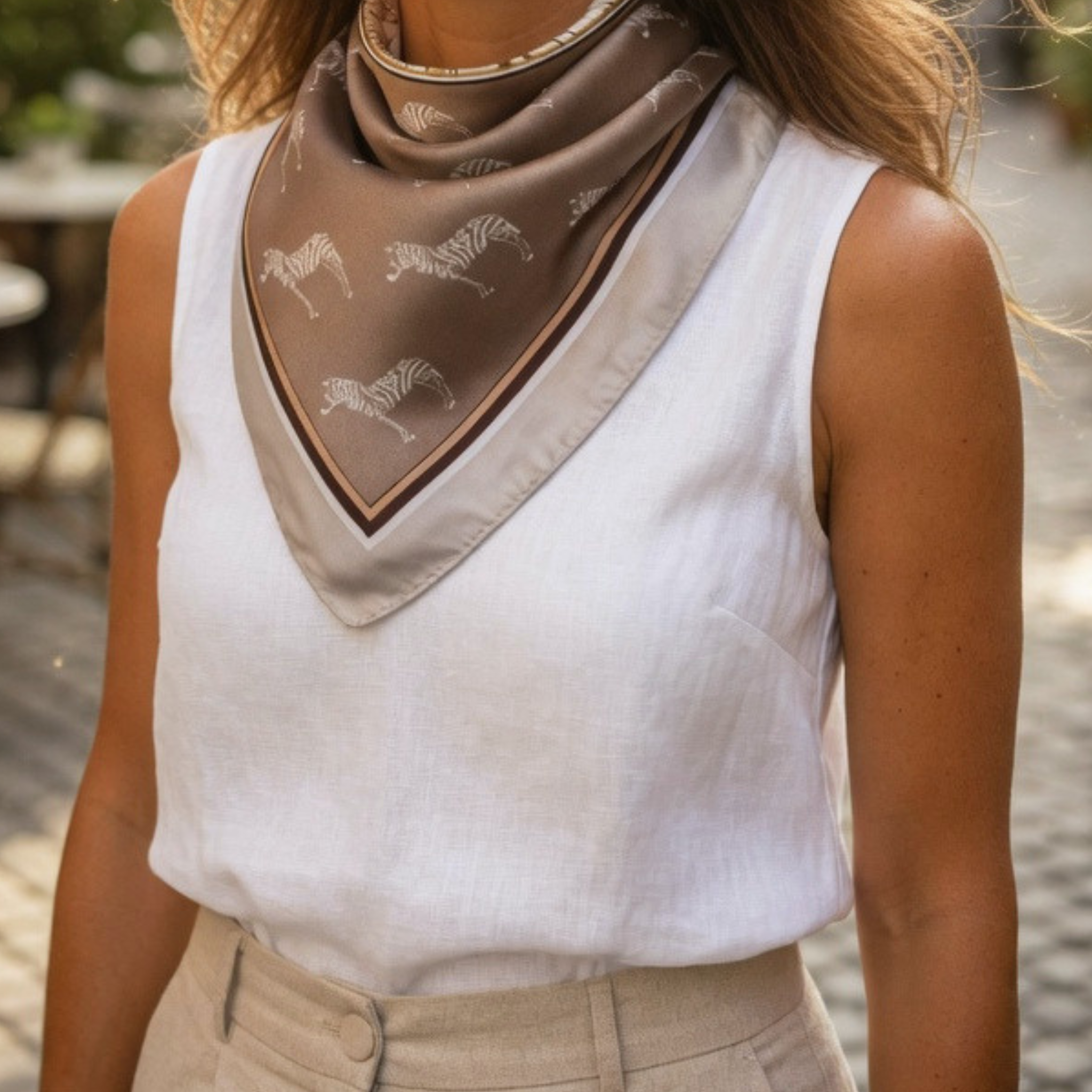 Styling-Beispiel: Das braune Seidentuch mit Zebra-Print zum Dreieck gefaltet, getragen zu einem weißen ärmellosen Top.