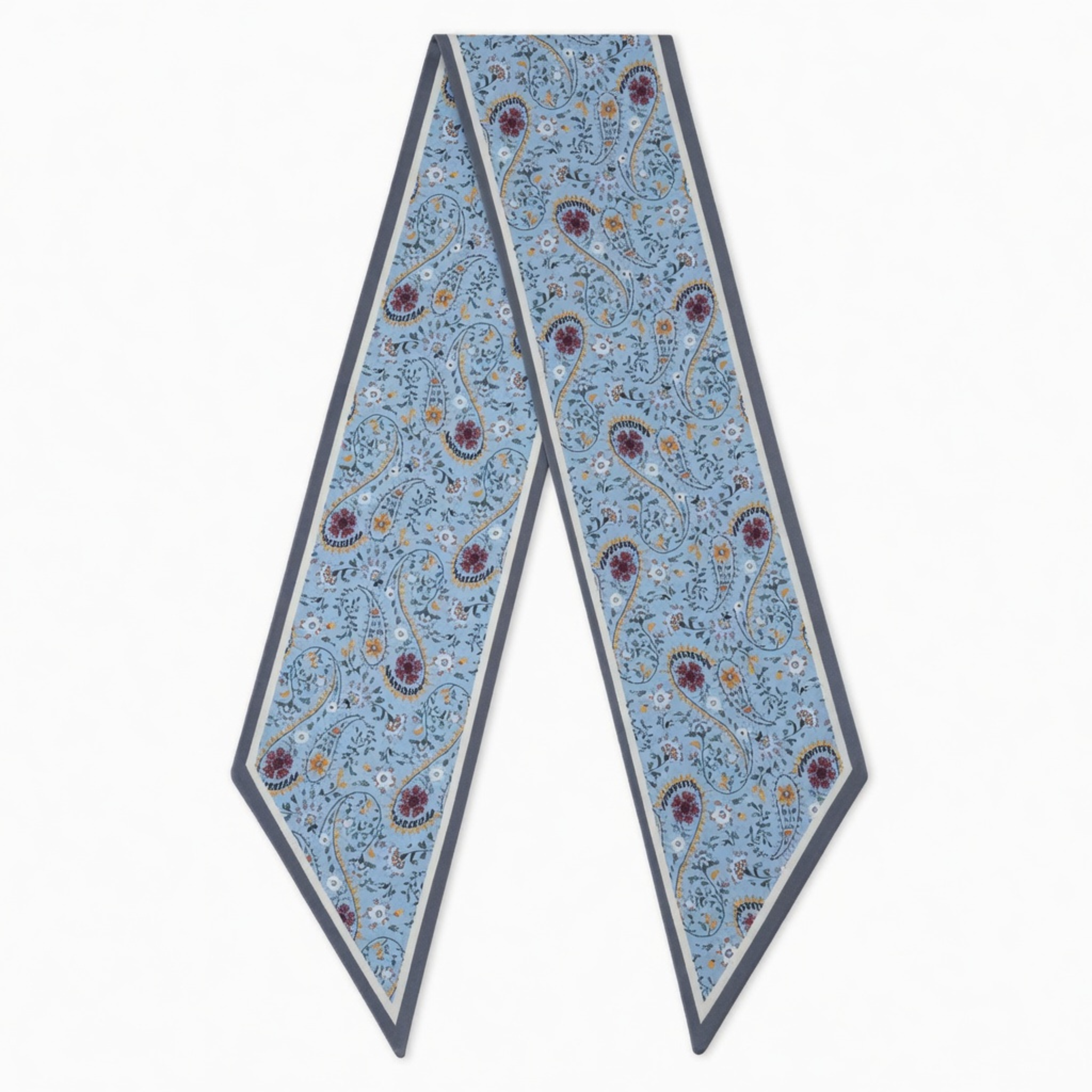Ein langes, schmales Damen-Halstuch aus glänzendem Material, flach ausgelegt auf weißem Grund. Das Tuch präsentiert ein durchgehendes Paisley-Muster in Hellblau mit dezenten ockerfarbenen und burgunderroten Akzenten sowie einer schmalen, dunkelgrauen Umrandung.