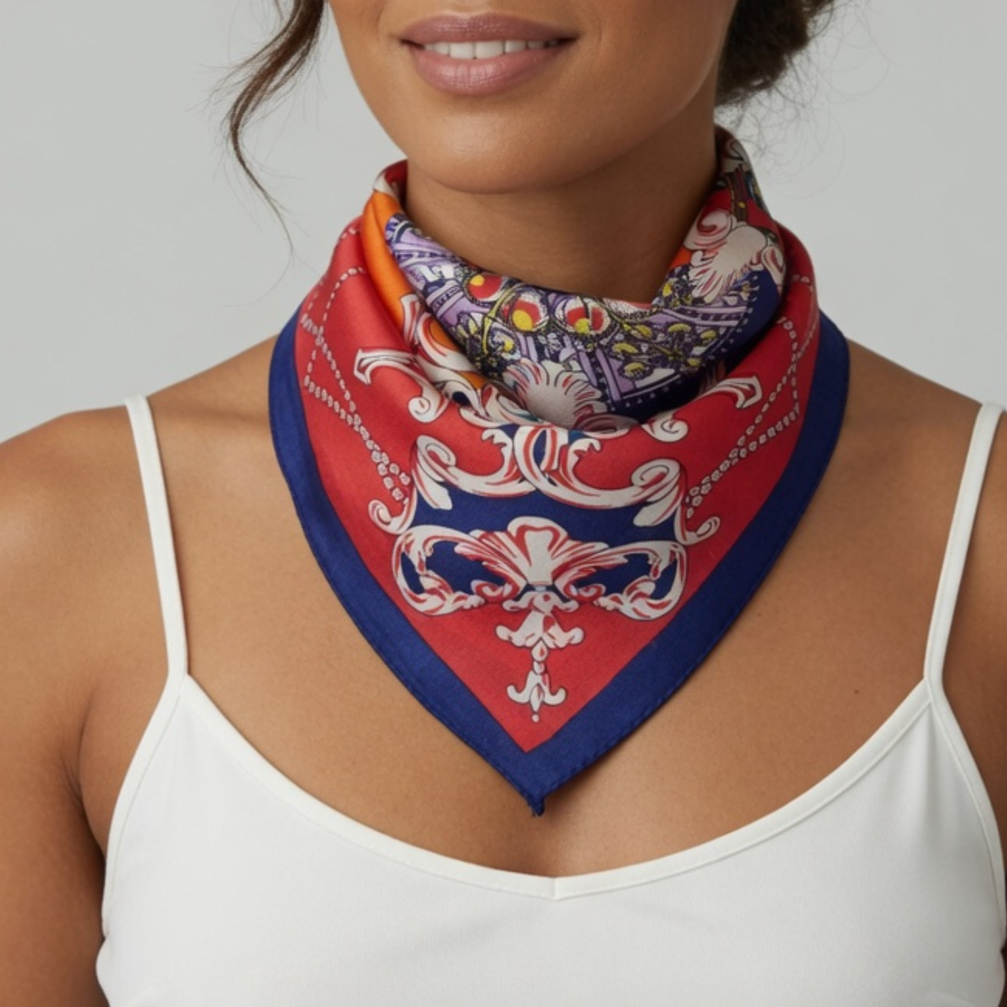 Nickituch Damen in Rot und Blau mit ornamentalem Muster, elegant um den Hals gebunden – stilvolles Halstuch für moderne Looks
