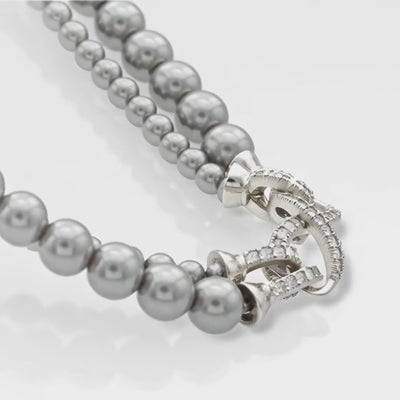 Graue Perlenkette doppelreihig mit Diamantschließe – exklusiver Perlenschmuck und Weißgold-Details in der Makro-Aufnahme