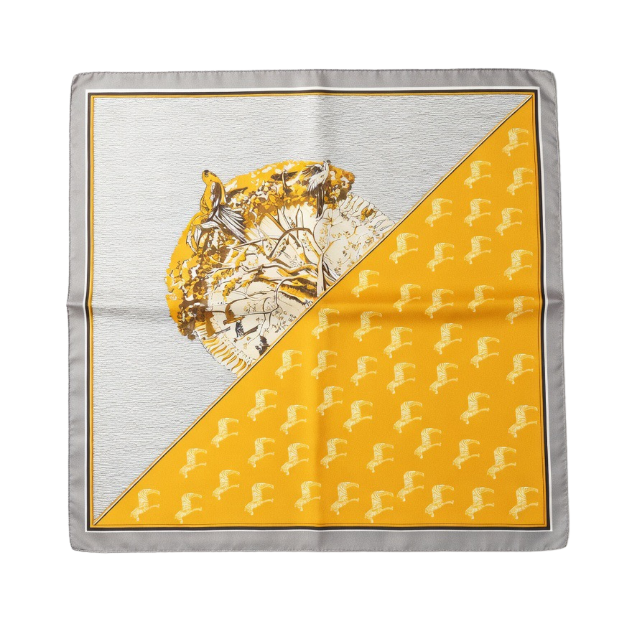 Ein quadratisches Seiden-Look-Tuch flach ausgebreitet auf weißem Grund. Das Design ist diagonal geteilt: Eine Hälfte zeigt ein gelbes Muster mit kleinen weißen Zebras, die andere Hälfte eine silbergraue Fläche mit einem detaillierten, ockerfarbenen Baum- und Vogel-Motiv. Ein grauer Kontrastrand rahmt das hochwertige Damen-Accessoire ein.