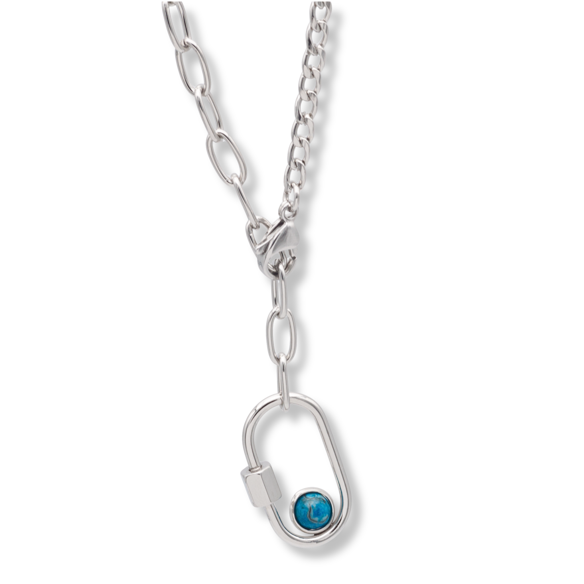 Detailansicht einer silbernen Edelstahlkette in Y-Form. Die asymmetrische Gliederkette ist durch einen Karabinerverschluss verbunden, an dem ein ovaler Anhänger mit leuchtend blauem Stein hängt. Fokus auf die hochwertige Verarbeitung und das moderne Unisex-Design